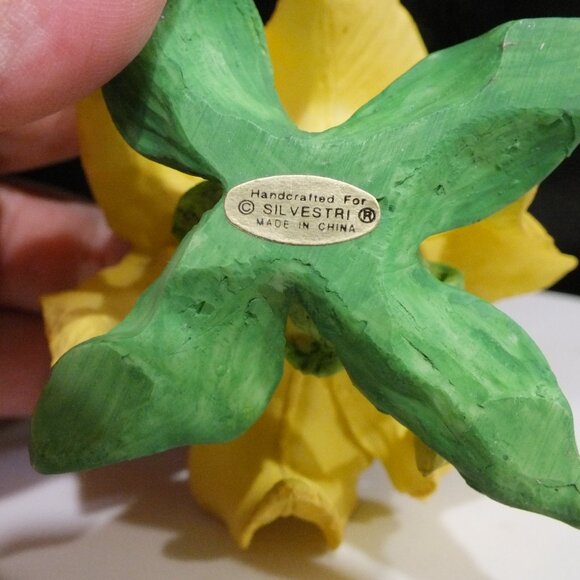 Charming Tails Dean Griff Bunny in a Lily 89305 Retired - Picture 7 of 9